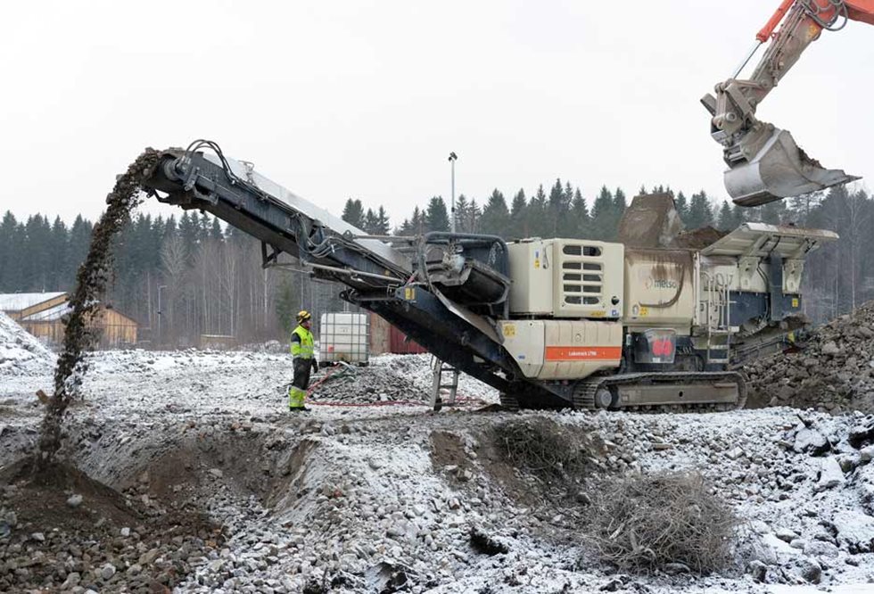 Melu- ja pölyeristetty Lokotrack Urban LT96 söi Savonlinnassa purkubetonia noin 200 tonnin tuntivauhdilla.