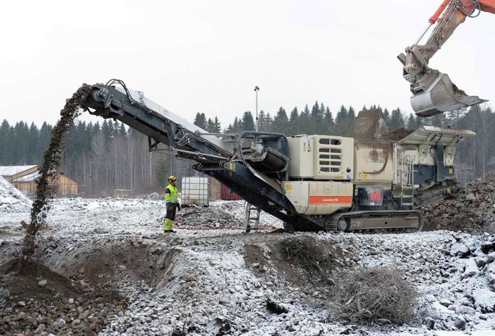 Melu- ja pölyeristetty Lokotrack Urban LT96 söi Savonlinnassa purkubetonia noin 200 tonnin tuntivauhdilla.