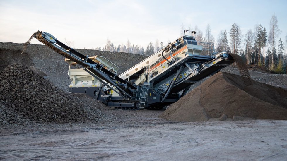 Lokotrack® ST3.5™ mobile screen screening natural sand.