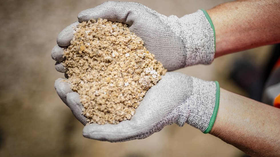 A areia manufaturada é produzida através do pó de rocha.