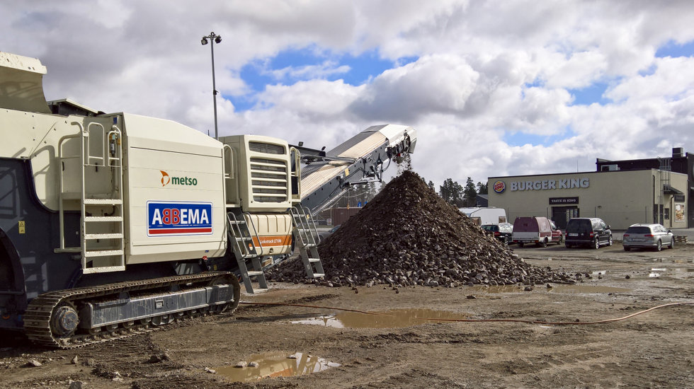 Lokotrack Urban crushing at Abbema's site.