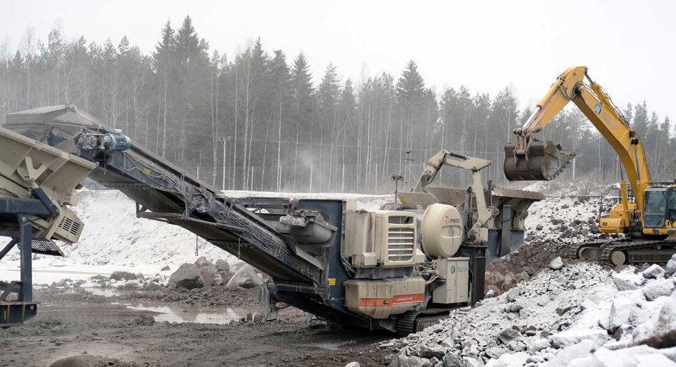 Esimurskaus tehdään diesel-sähkökäyttöisellä Lokotrack LT120-leukalaitoksella