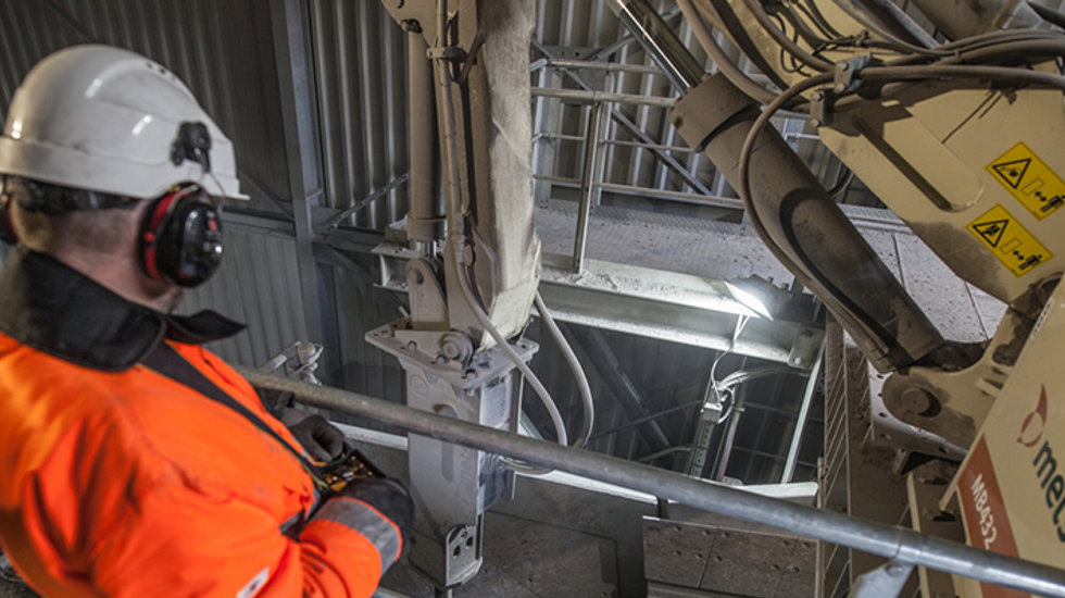 Metso guy operating Rock Breaker