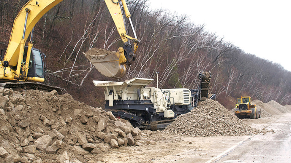Une pelleteuse alimentant un Lokotrack.