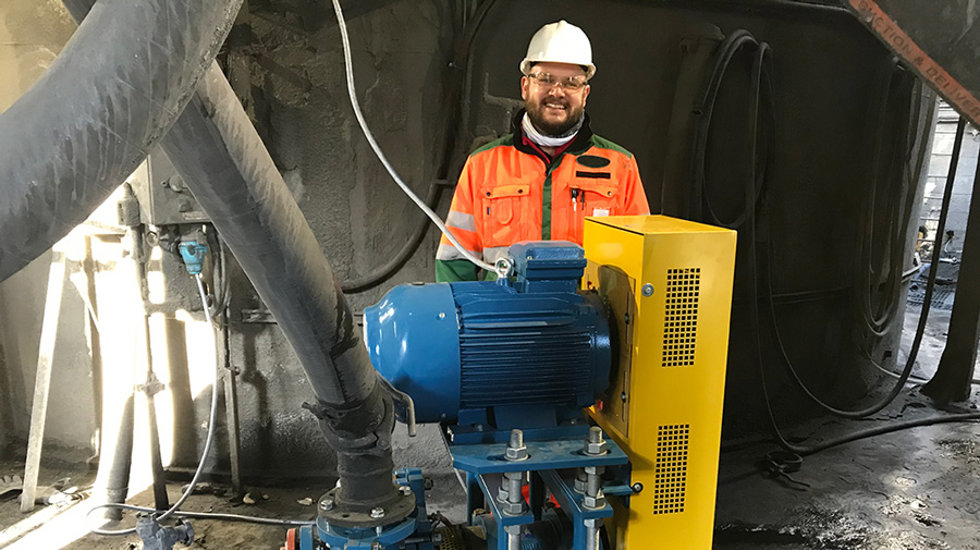 Pompe Metso outotec Orion HM150 installée avec un homme debout derrière elle.