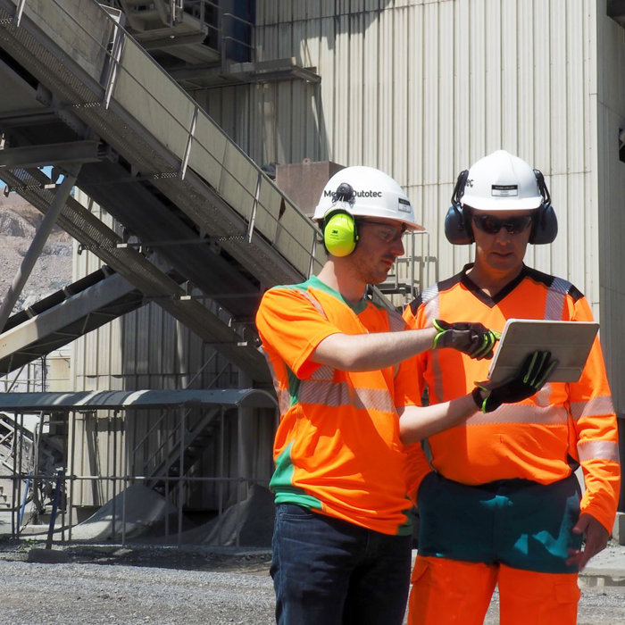 Los expertos de Metso monitorean en el sitio y optimizan los datos utilizando herramientas digitales