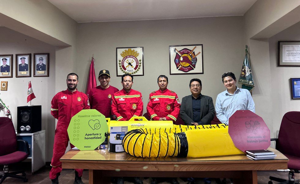 Brigada de Bomberos y equipo Metso confirmando la alianza de ambas organizaciones