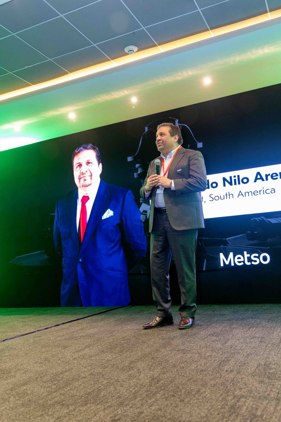 Eduardo Nilo Arenas dando las palabras de bienvenida en el evento Shaping the future of Crushing de Metso en Chile