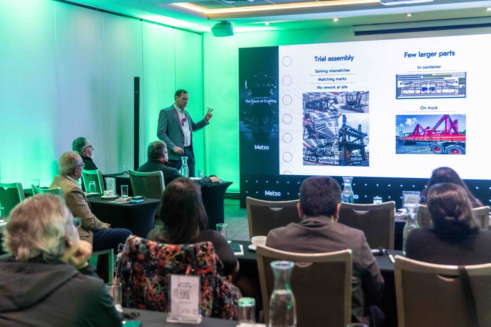 Erwin Huber exponiendo en la jornada técnica de Shaping the future of Crushing de Metso