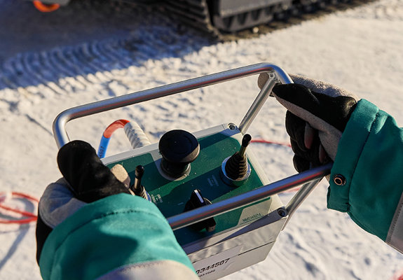 Remote control of moving a Metso mobile crusher or screen