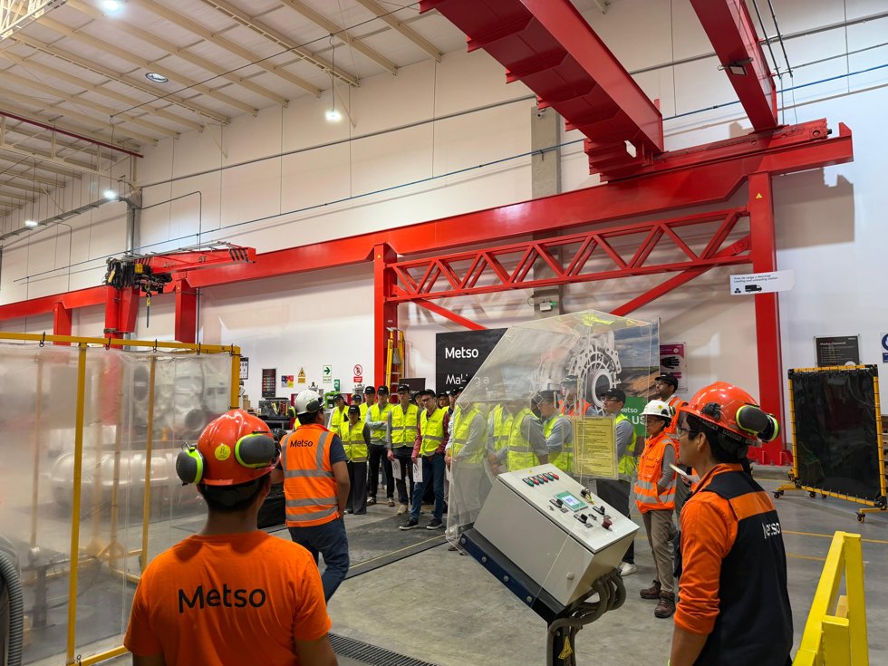 Estudiantes en la Fábrica de Bombas en Lurín, Metso