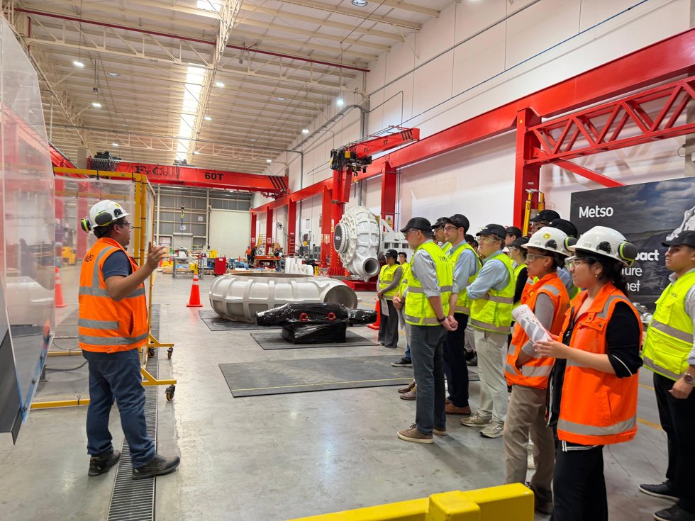 Estudiantes en la Fábrica de Bombas, Perú - Metso