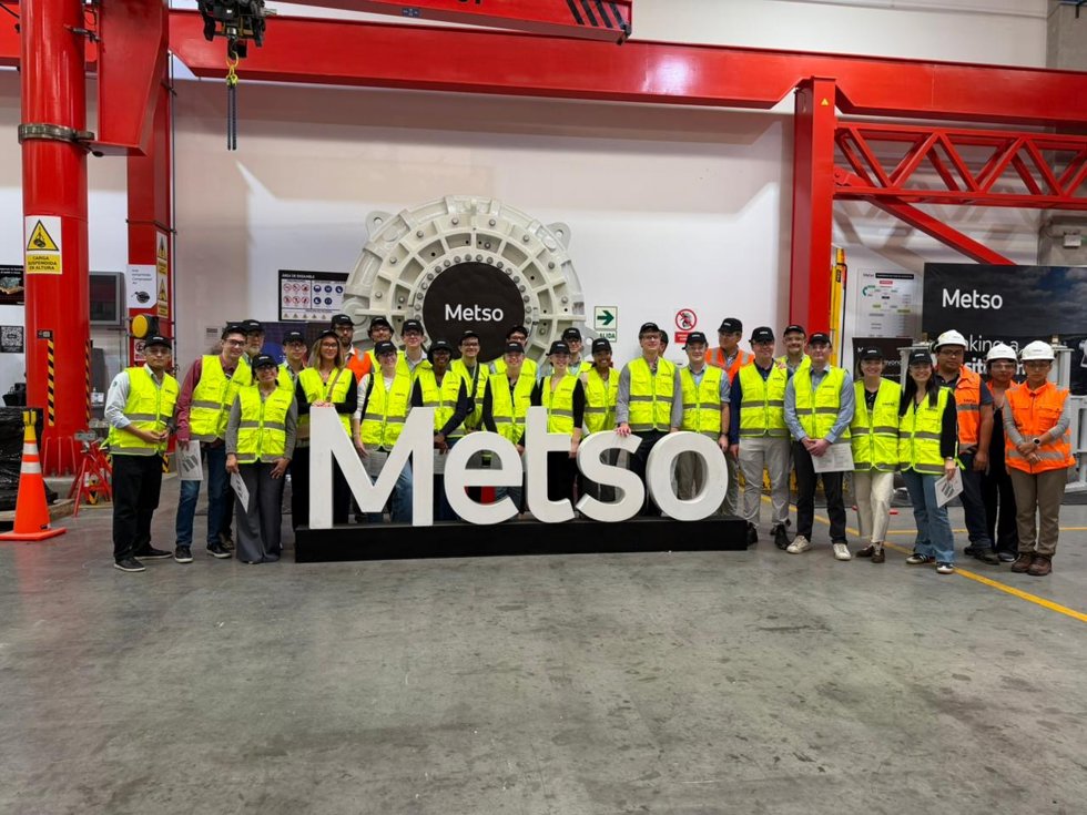 Estudiantes junto a la Bomba MDM900 de Metso