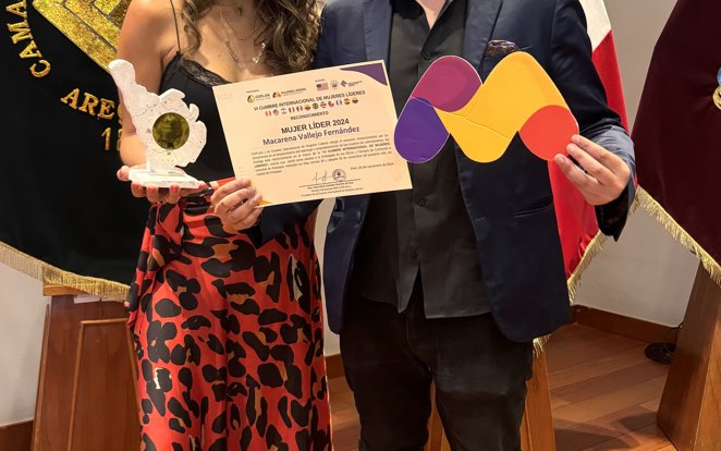 Macarena Vallejo recibiendo la distinción en la Cumbre de Mujeres Líderes