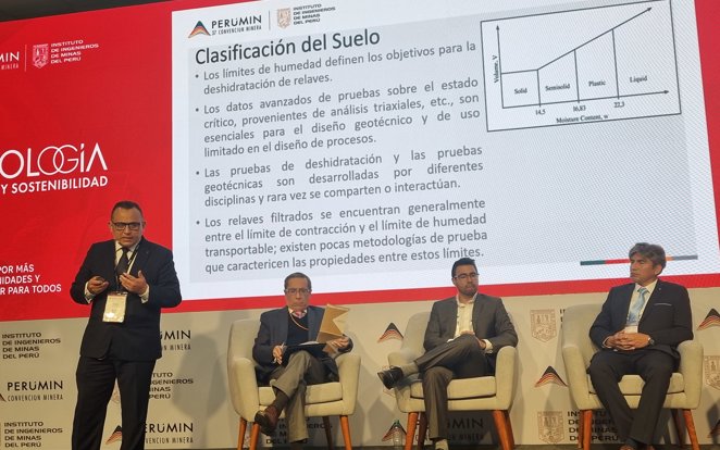 Hilario Gorvenia, Process Manager en Metso Perú, presentó el trabajo “Mezcla de torta filtrada con rechazo grueso para co-disposición de relaves”
