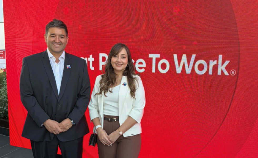 Jorge Pizarro y Milena Ceura en la premiación de GPTW Chile 2026.