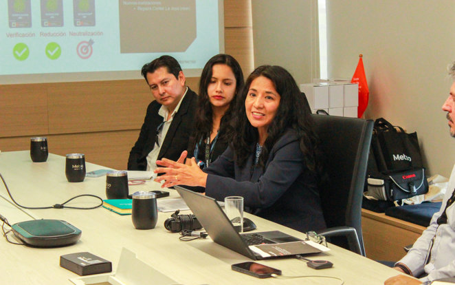 Directora general de Cambio Climático del Ministerio del Ambiente (Minam), junto a ejecutivos y líderes de distintas áreas de la compañía.