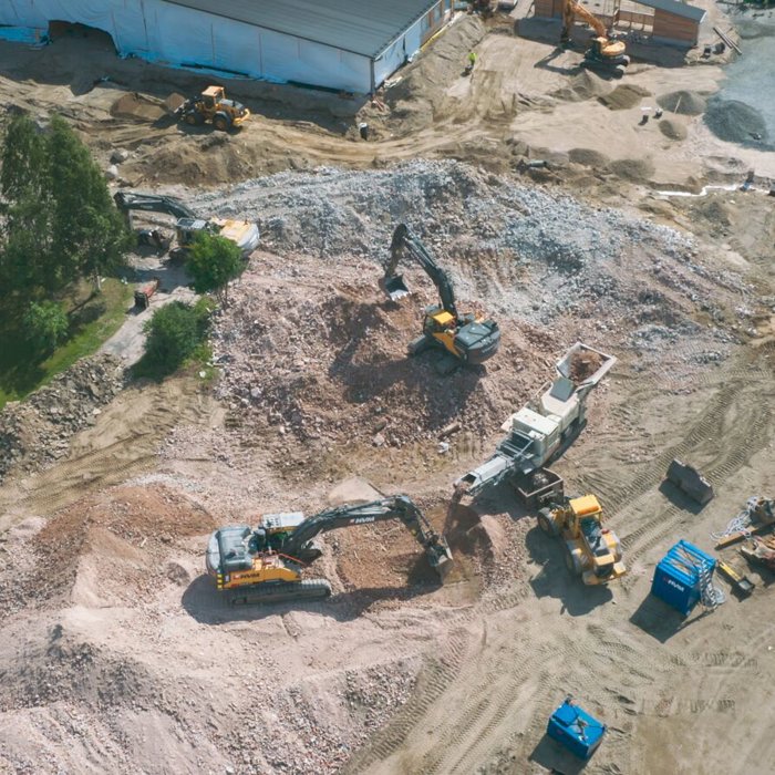 Mobile tracked crushers and screens: Lokotrack® and Nordtrack™