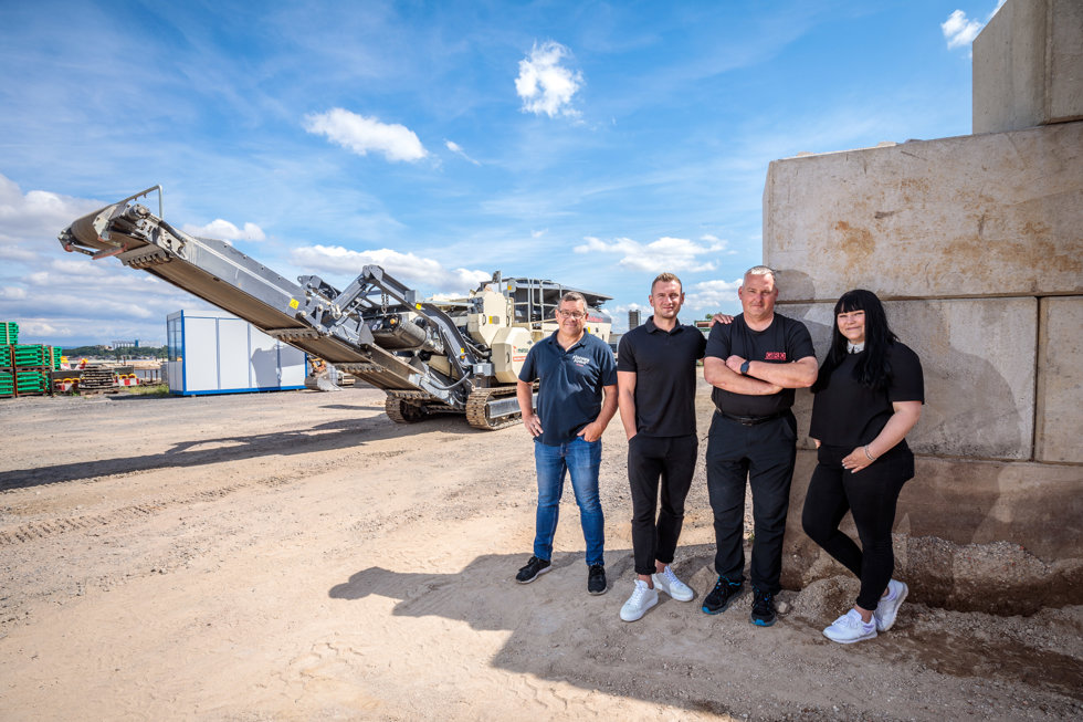 Auf dem Betriebshof von GET: Der neue raupenmobile Backenbrecher Nordtrack J90 von Metso Outotec. Frank Kropp (links), Kundendienstleiter bei Fischer-Jung Aufbereitungstechnik, stellt sicher, dass bei Anlieferung und Service alles reibungslos abläuft. 