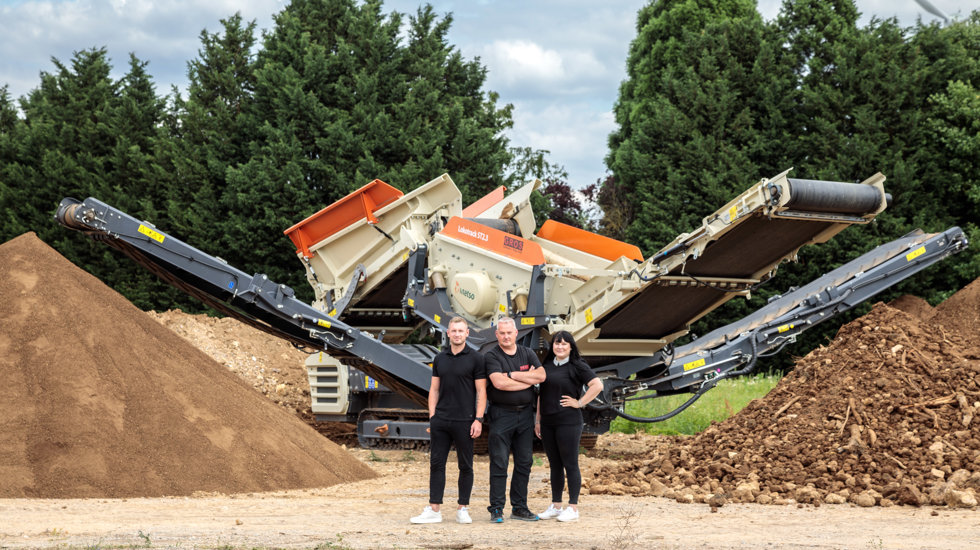 Gemeinsam im Familienbetrieb der GET Erdarbeiten & Tiefbau GmbH: (v.l.n.r.) Jura Gros, Heiko Gros und Sabrina Gros vor dem Lokotrack ST2.3 von Metso Outotec. Die Siebanlage klassiert im Hintergrund drei verschiedene Fraktionen Bodenaushub in einem Arbeitsgang. 