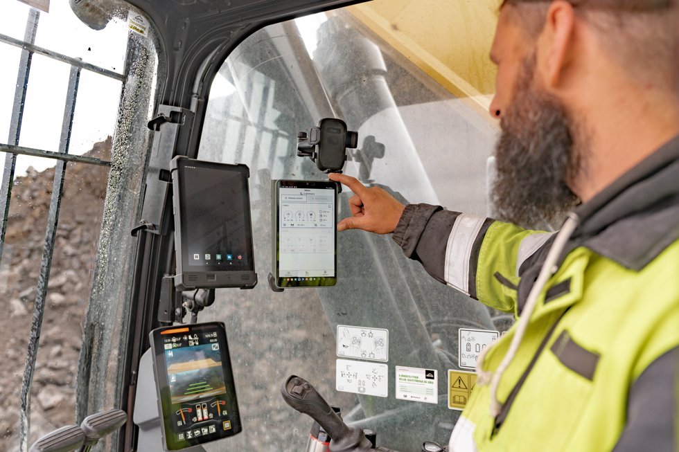 Expert using the aggregates remote IC excavator