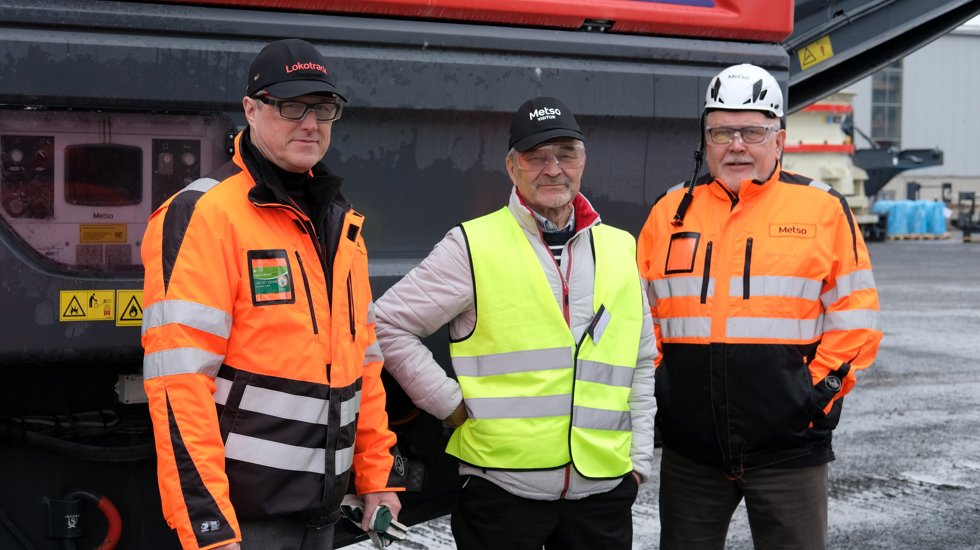 Jorma Kempas (oik.) tutustumassa Kari Rikkosen ja Kimmo Antilan kanssa uusimman sukupolven Lokotrack LT350C-leukamurskaimeen.