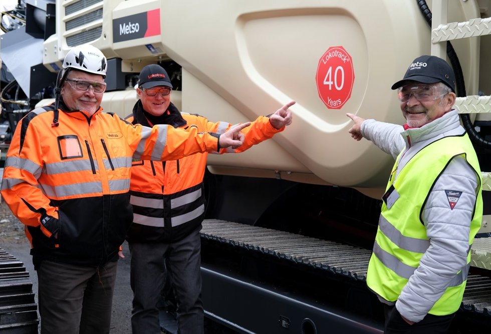 Metson Lokotrack-tuotteiden 40-vuotisjuhlatarra sai yksimielisen hyväksynnän Kari Rikkoselta (oik.), Kimmo Antilalta ja Jorma Kempakselta.
