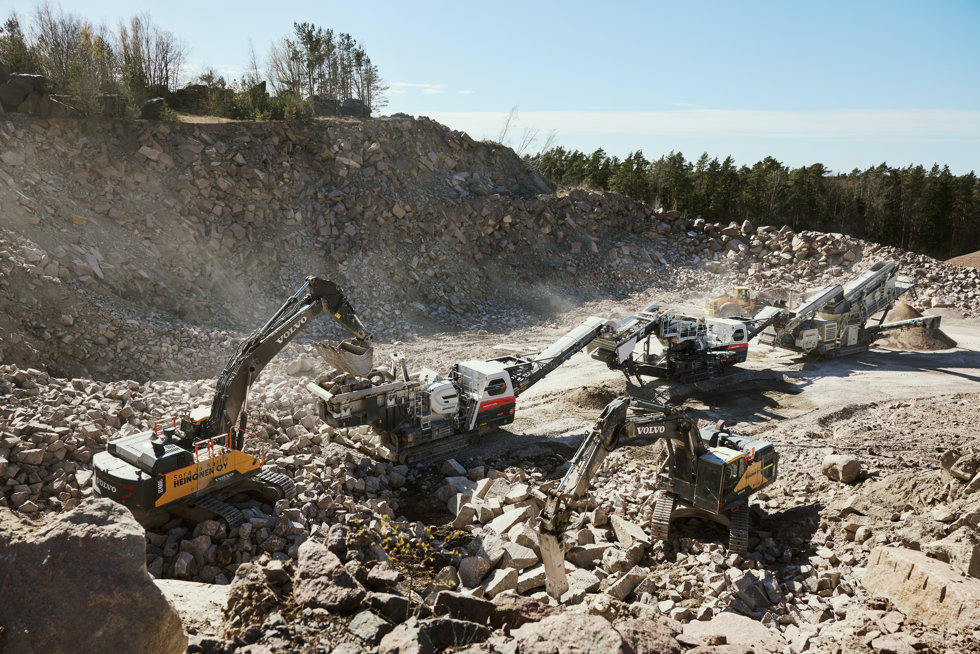 A Metso Lokotrack plant train: the LT400J, LT350C, and LT330D