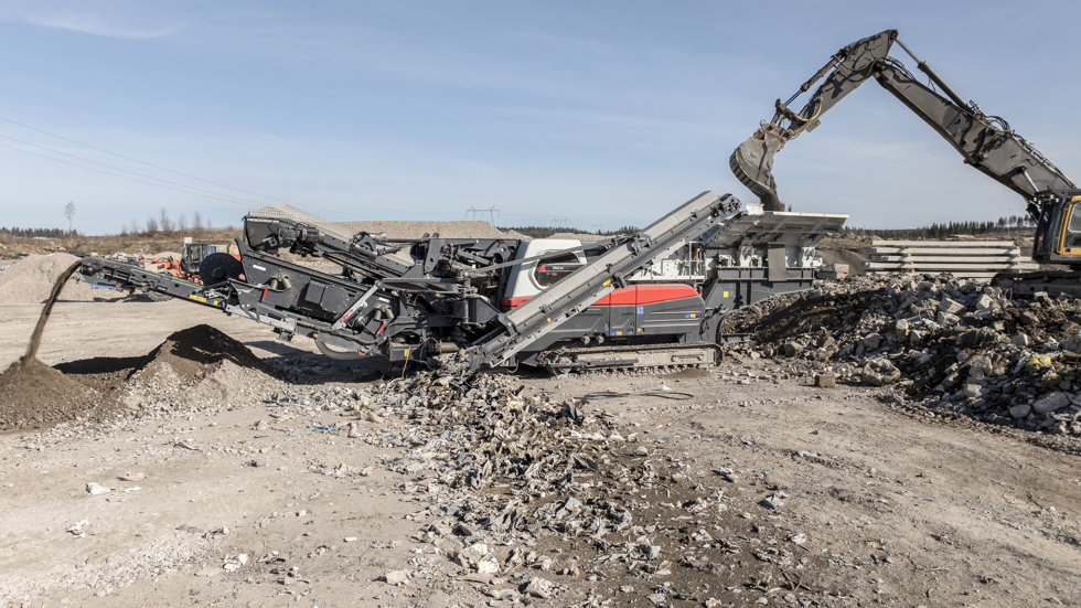 A Metso Lokotrack LT400RS recycling concrete waste.