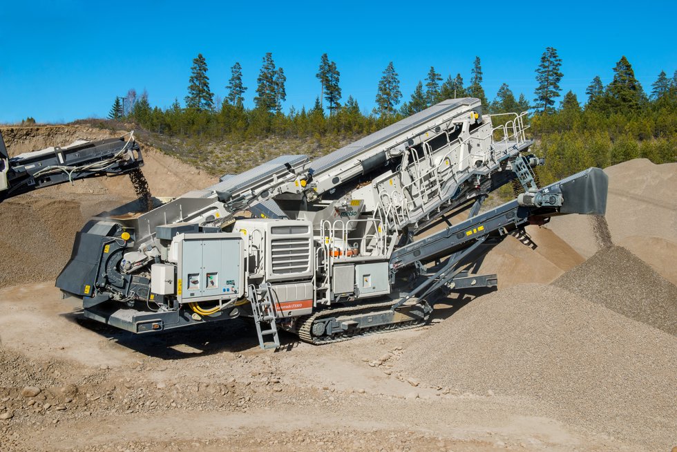 Veljekset Mäkitalo oli ensimmäisiä murskausurakoitsijoita, jotka ottivat käyttöön seulan ja karamurskaimen samalle rungolle sijoitetun Lokotrack® LT330D™-laitteen.