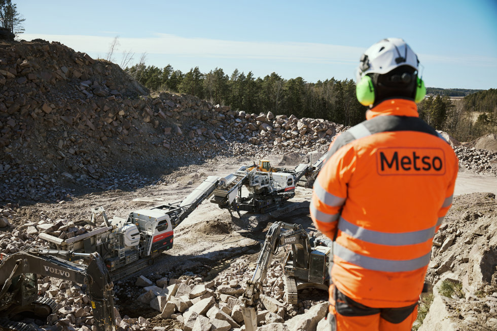 Crushing rock with Metso Lokotrack plant