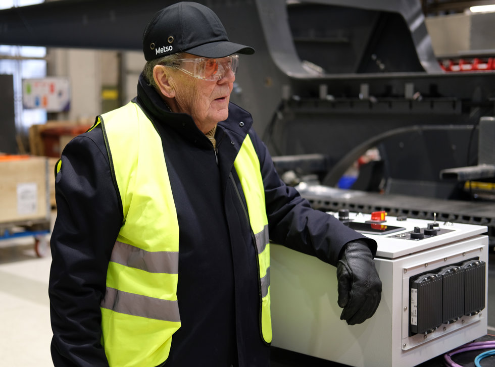 Pentti Pietilä exploring the remote monitoring system developed for Lokotrack crushers.