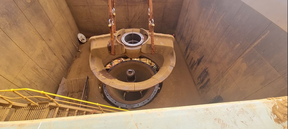 Gyratory crusher spider being installed without spider bushing