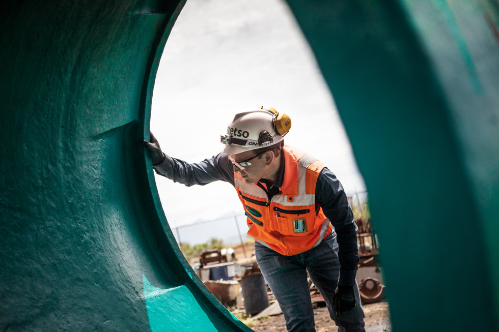 Expert checking the wear part on site.