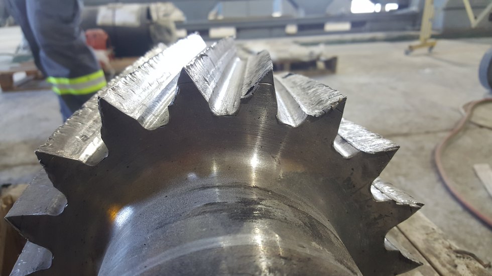 Excessive slurry infiltration to the gear guard caused severe wear to the pinion’s profiles