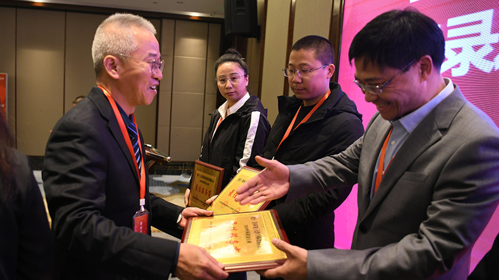 Metso Outotec's employee receiving an award.