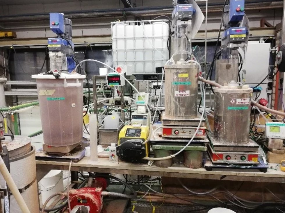 LiOH conversion feed tank