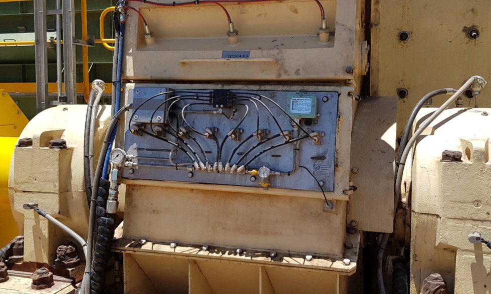 Photo showing a typical Metso supplied single-line progressive spray system, with air and lubricant monitoring instrumentation in optimal position.