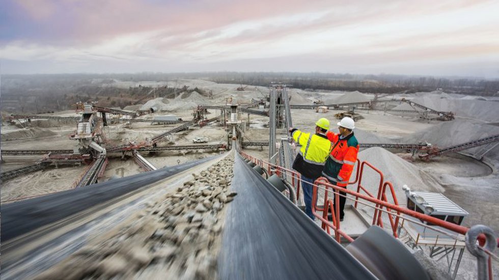 Metso experts standing next to a conveyor