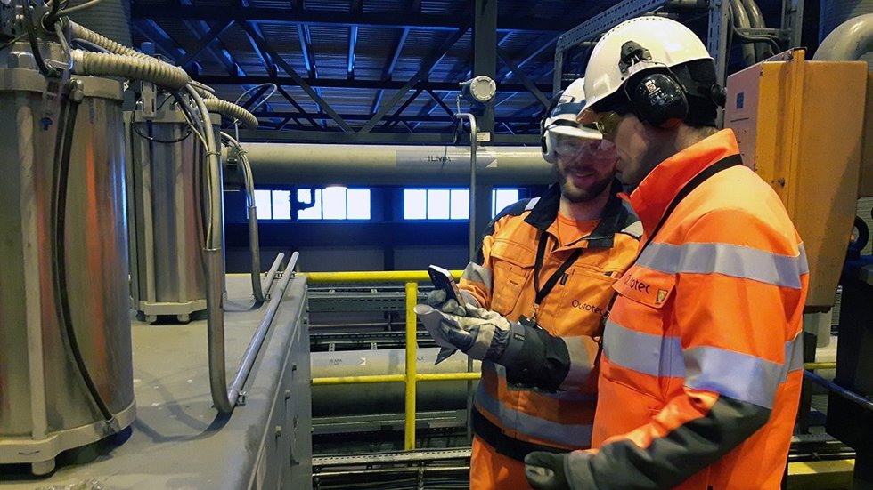 Chris Cruickshank (left) and Friso Schaper (right) testing Outotec’s inspection tool.
