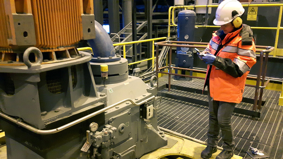 Marly Carvalho testing Outotec’s inspection tool