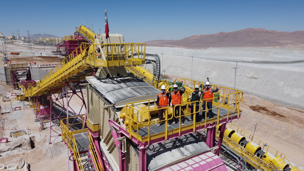 Представители Metso и MPM машут в камеру дрона с крыши установки.