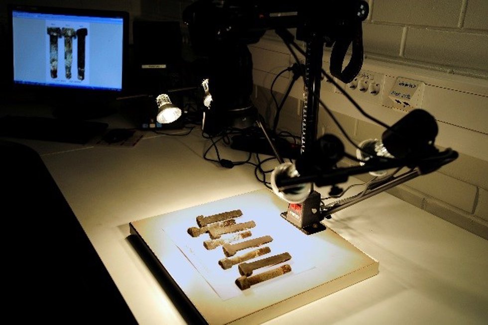 The refractory brick fingers are cut in half and their outer and inner structures are photographed and investigated