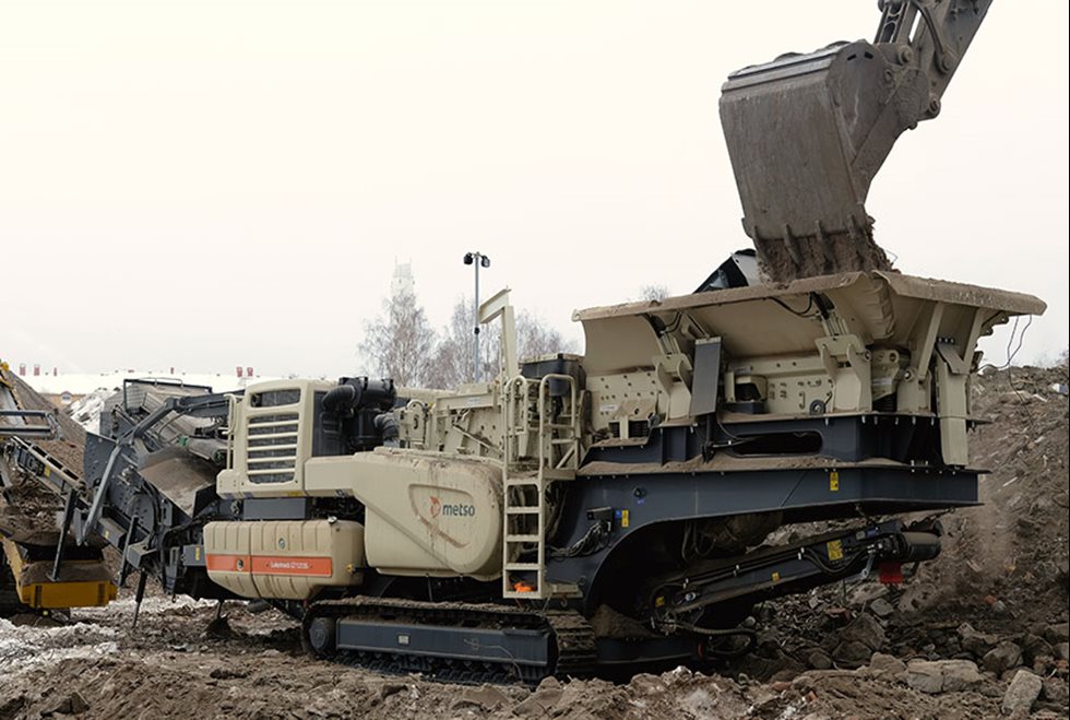 Den första uppgiften för den välutrustade Lokotrack® LT1213S™ var att krossa och sortera rivningsbetong som var kraftigt armerad med stål i centrala Kuopio.