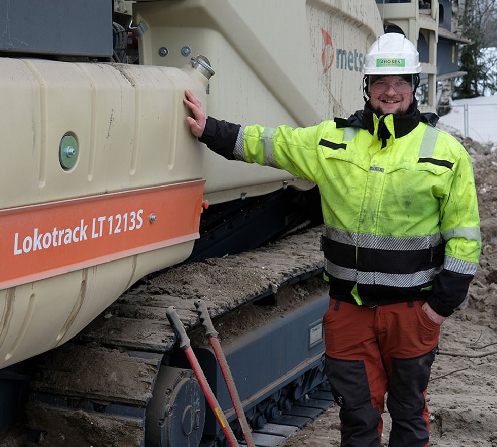 Vd Joona Ahonen hoppas att den nya Lokotrack® LT1213S™ ska göra det lönsamt att krossa återvunnet material på rivningsplatser över hela Finland.
