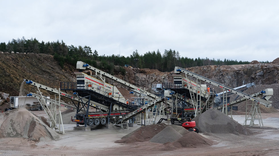 Metso’s two portable units, NW330GPS with cone crusher with a four deck screen, a NW2060S with a four deck screen make an impressive sight at Asfaltbolaget’s Furuby plant.