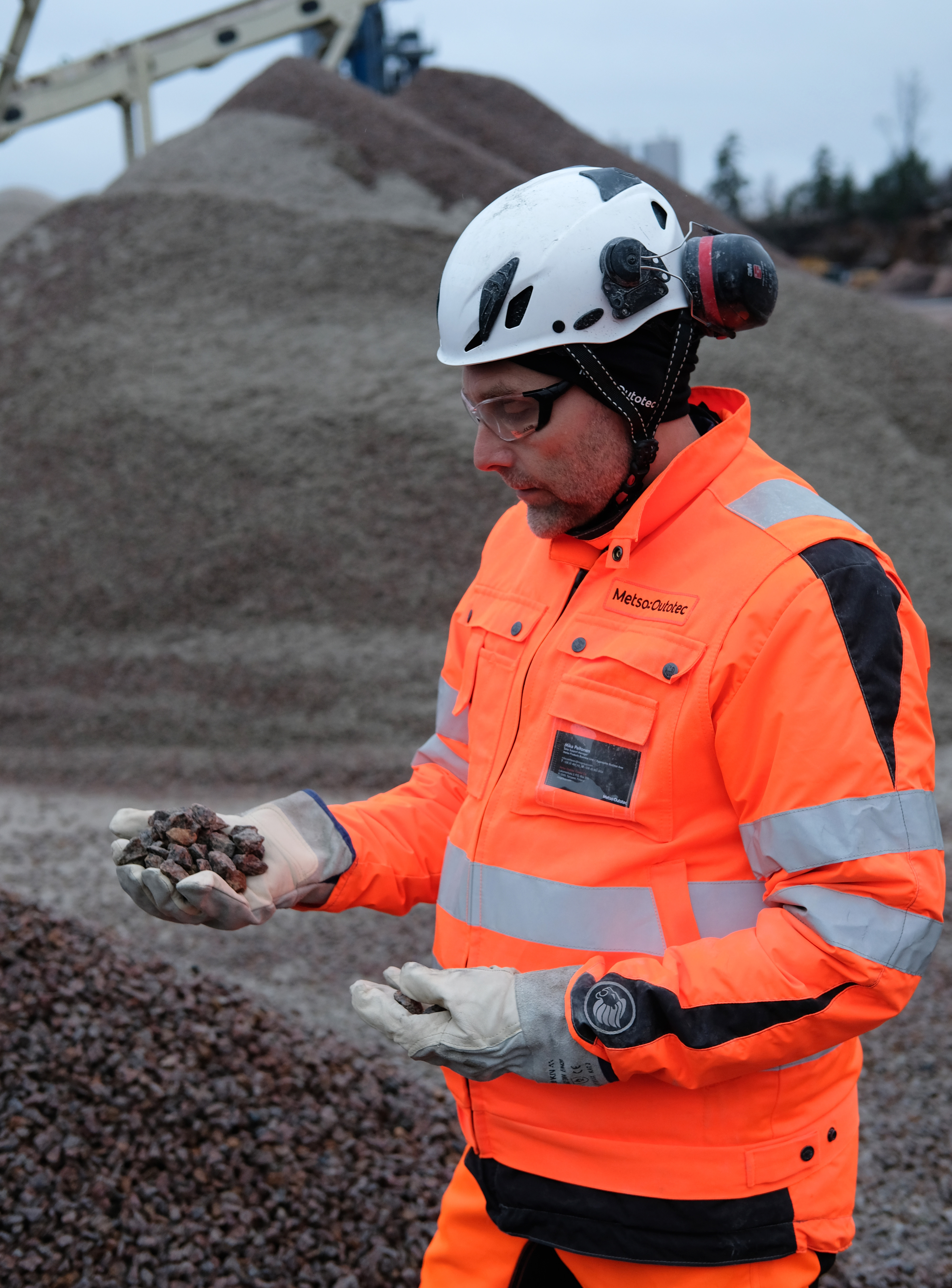 Mika Peltonen of Metso is studying the cubicity of the aggregates used for asphalt production.