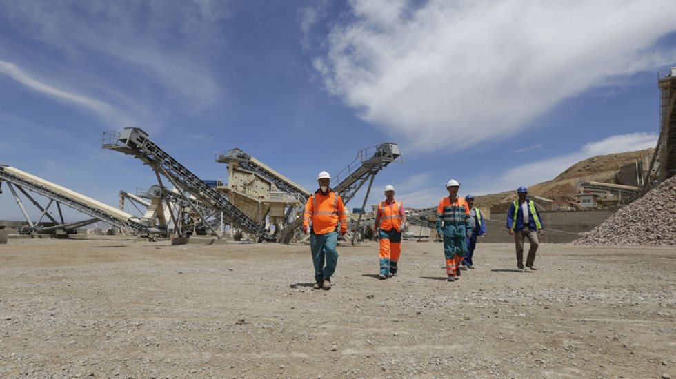 Metso Outotec employees and customer representatives walking at the quarry. 