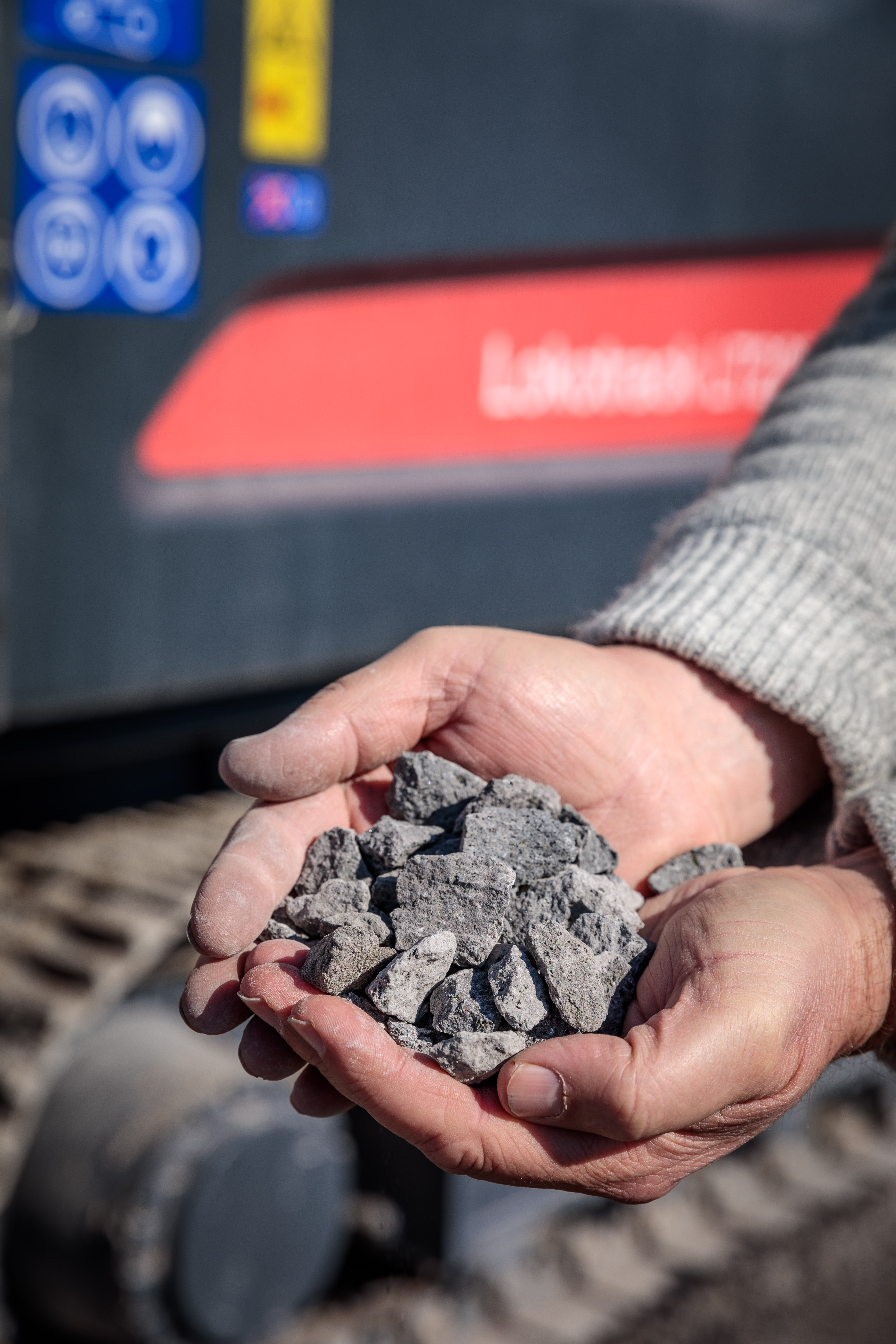 Stable process, clean result: the cone crusher produces a 0/45 grain. Pre-screening also allows fractions to be classified into 0/16 or 0/32 even before the crushing process. 