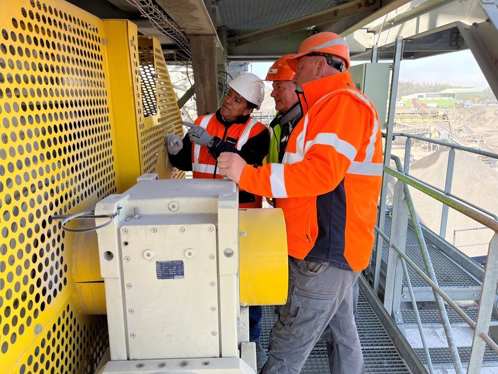 Oldemar Meneses (left), Jean-Marc Fonzé and Hugues Antoine discussing HRC 8 high-pressure roll crusher production at Rochefort quarry.